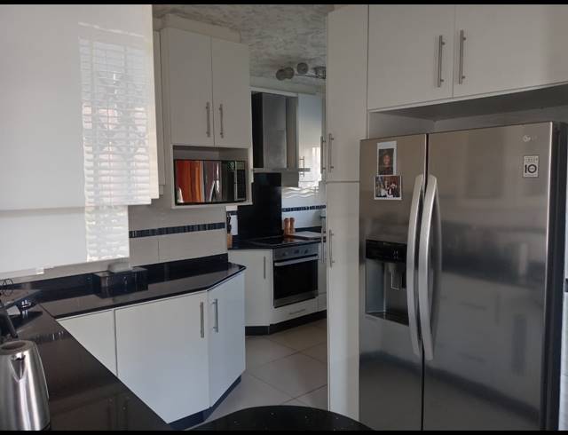4 BEDROOM HOUSE FOR SALE IN CHATSWORTH CENTRAL